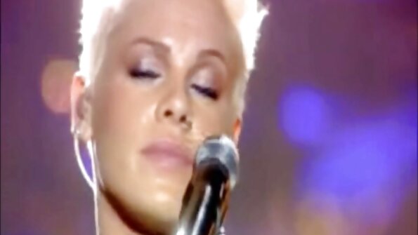 En tonåring upplever sin första milf någonsin i denna lesbiska film