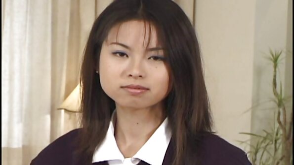 Attraktiv brunett tjej med mjölkiga meloner har sex på kameran