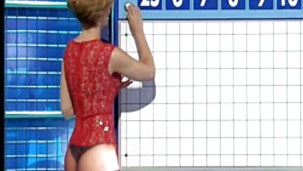 En ung kvinna badar ensam och hon kopplar av