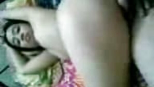 Babes i vita läderstövlar äter låda i en lesbisk 69