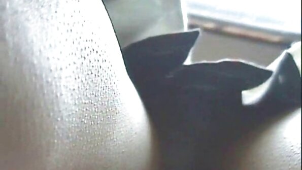 Skäggig kille förvandlas till älskare av mager platina blond styvsyster