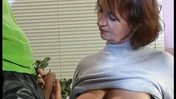 Stor kuk fyller sexig slampa Kayla Kayden på hennes soffa