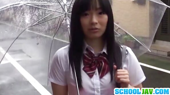 Svart tonåring lutar sig bakåt och maler på en kuk inuti henne