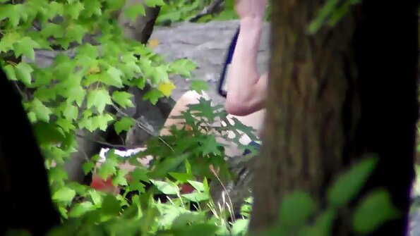 Blond honung och hennes brunettflickvän är nere för lite slick