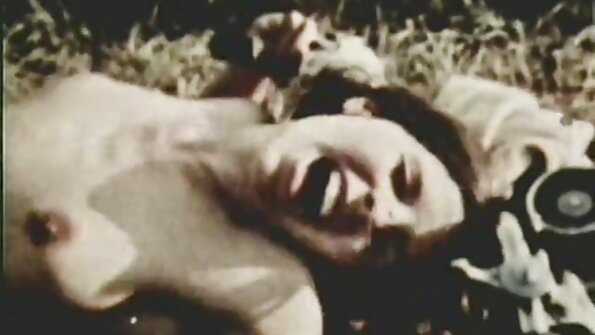 Blondin som älskar att festa blir slickad i soffan av sin man