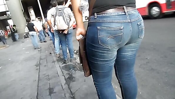 Blondin drar en kuk och hon sväljer all sperma på sängen