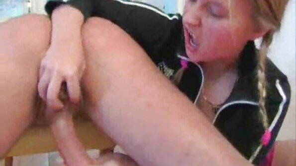 Blondin med stora tuttar och lockigt hår knullar ett par i en trio