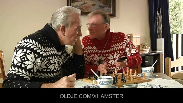 En stor rövstudent blir knullad i klassrummet på skrivbordet