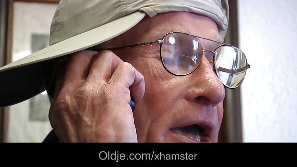 En storknäppt tik tar in en dubbel penetration från två män