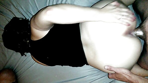 En stor hårig kille sticker sin kuk inuti brunettmilf