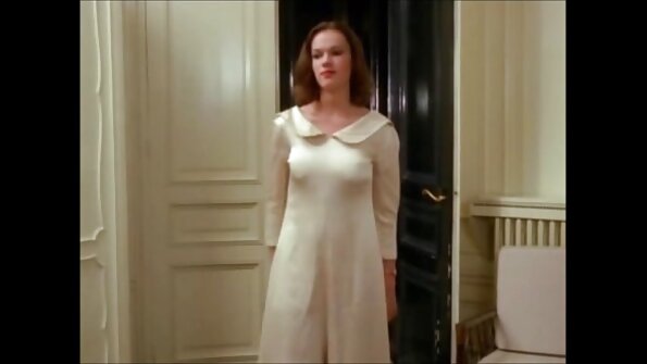 En bimbo skakar hennes bröst och hon gör också ett bra slag