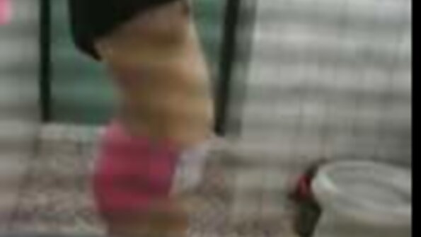 En bimbo med naturliga bröst får sin lilla kropp masserad av kuk