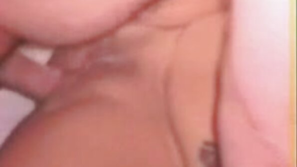 En svartvitt tjej slickar fitta på den vita soffan