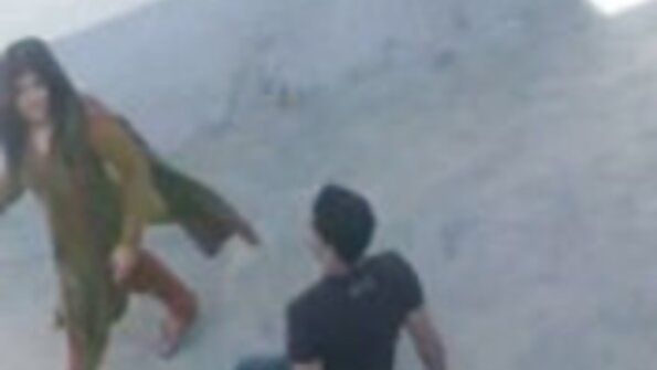 En svart snubbe sticker sin jättestav i en het vit rumpa