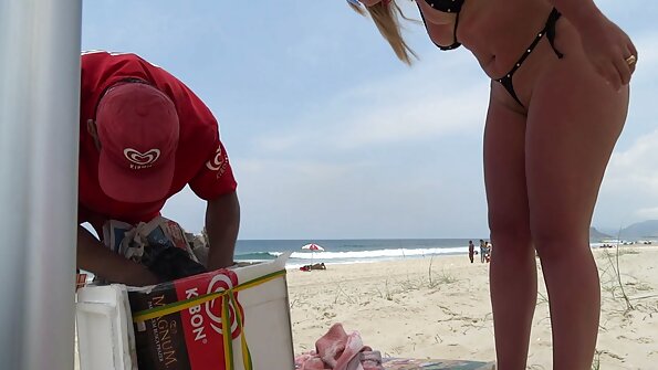 En svart tjej får ett vitt skaft inuti sin vackra mun