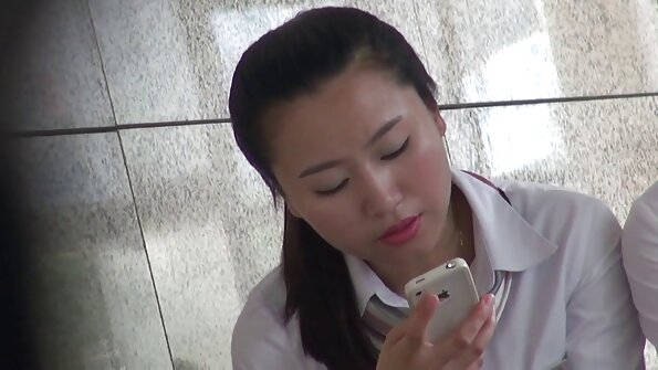 En blondin som har långt lockigt hår blir riktigt jävla hårt