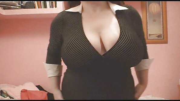 En blondin med en snygg rumpa blir körd av sin man