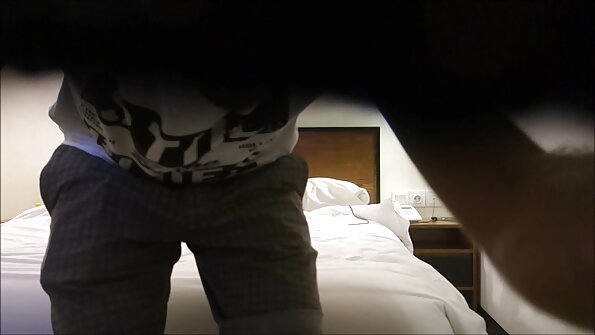 En brunett lesbisk sticker en dildo inuti hennes blonda kvinnliga vän