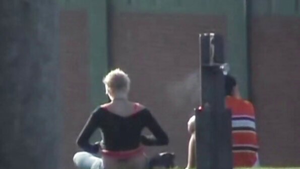 En bystig bimbo med en sexig rund röv gör ett slag för sin partner