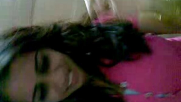 En pigg blondin med en stor röv får fötterna runt en stor kuk