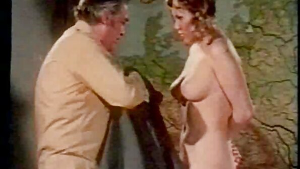 En rolig slampa öppnar sin rakade fitta för en kuk och hon gillar det