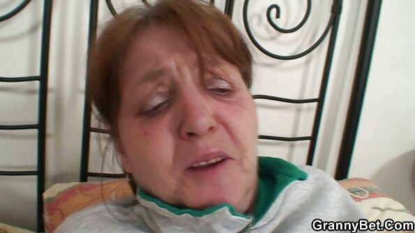 Aggressivt lesbiskt straponsex på brottningsmattan