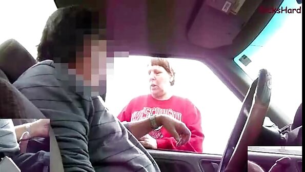 En het brud som älskar kuk placerar sina bröst runt en stor