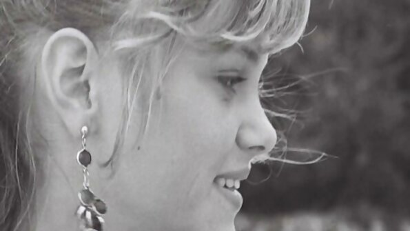 Amatör tjej rider aktivt kuk i en övergiven byggnad