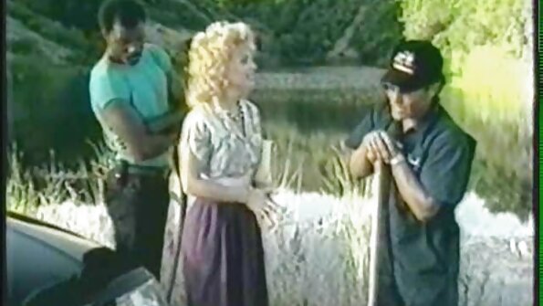 En milf med sina sexiga strumpor suger en stor hård stick