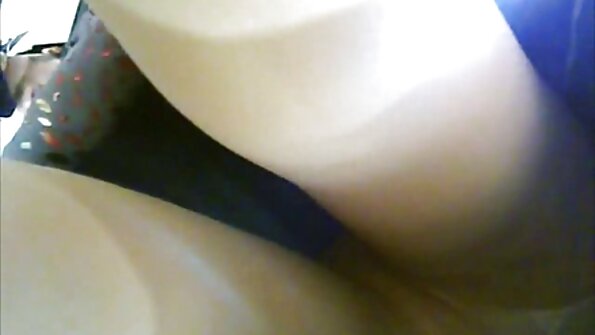 En rödhårig blir knullad på motorhuven utomhus