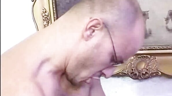 En rödhårig smakar en stor tjock stolpe med sin genomborrade fitta