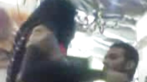 En sexig sak med bröstvårtpiercingar hanteras grovt