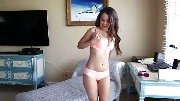 En mager kvinna tränger igenom av två killar på sängen