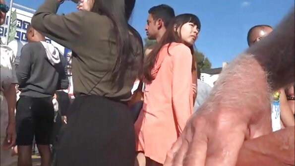 En solotjej visar oss vad hon kan göra med en dildo