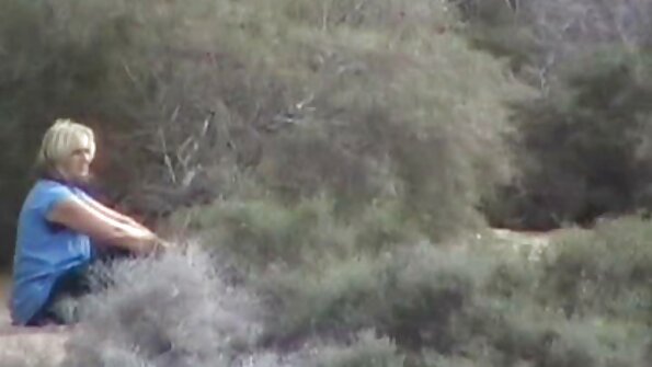 En lång brud tar hand om två killar samtidigt i en trekant