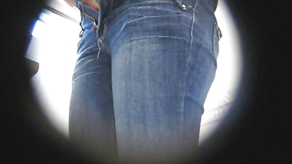 Strandtjejer hittar ett avskilt område och har en trekant tillsammans