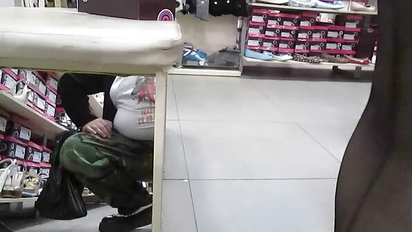 Stora naturliga tonårstuttar studsar när skolflickan knullar