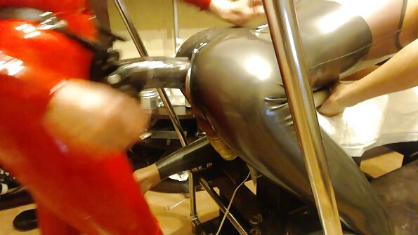 Stora bröst och sexiga fisknät på en dildokärlig brunettflicka