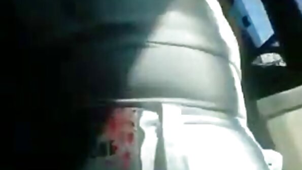 Stor titty nympho pratar smutsigt medan de blåser på två kukar