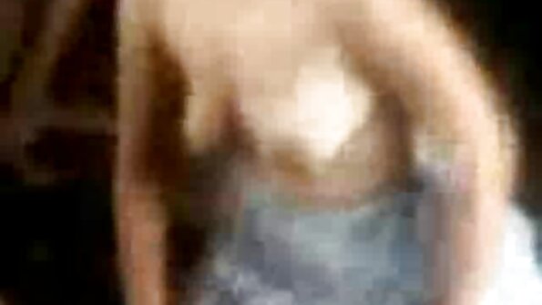 Svart flicka trivs naken vid poolen med en kille