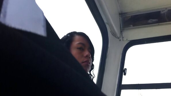 Blondin med stora tuttar blir jävla hemma