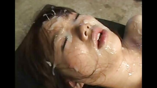 Modig kvinna har stygg onani agera i sängen i närbild