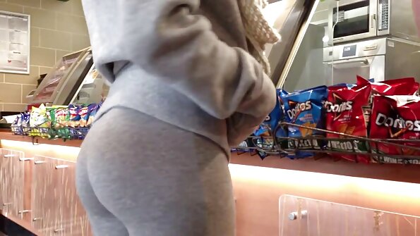 Bridgette B. ber ungen Jessy Jones att trycka stor kuk i hennes röv