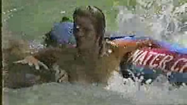 Brooke Haze gnuggar sitt underbara körsbär medan hon tar emot storhacka