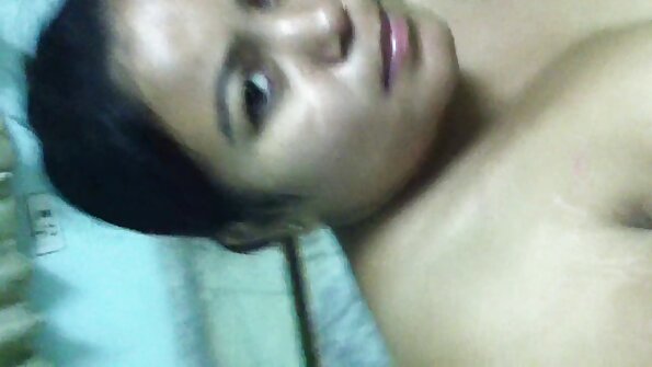 Cherry Kiss gnuggar hennes heta klitoris när han knullar hennes strama röv