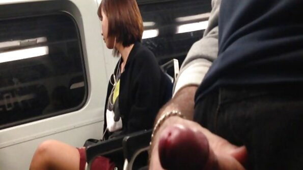 Chieri Matsunaga stimuleras med en dildo och vibrator